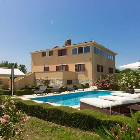 Semesterbostad House Kova